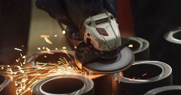 Metal öğütücüden yükselen sıcak kıvılcımlar