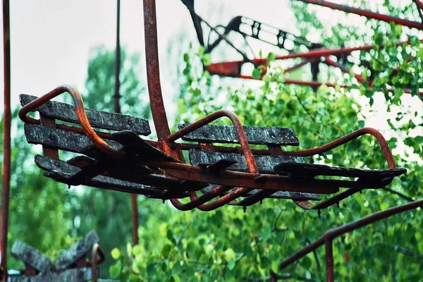 Pripyat, Çernobil bölgesindeki eğlence parkında terk edilmiş bir salıncak.