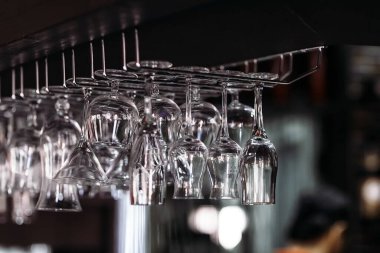 Birçok temiz şarap kadehi koyu Asya tarzı restoranda güzel durur.