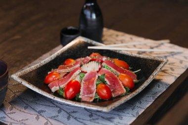 Restoranda hazır bir yemeğin güzel üst manzarası sağlıklı malzemeler balık, ton balığı, susam tohumları.