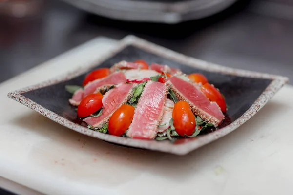 Krásný Horní Pohled Hotové Zdravé Jídlo Bílém Prkně Restauraci Rybí — Stock fotografie