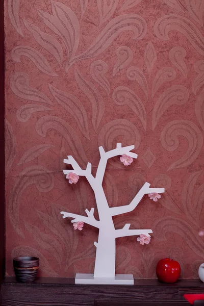 İç mekanda ve restoranda koyu kırmızı renkler, Asya tarzında çiçekler.