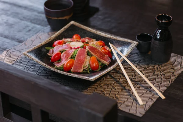 Restoranda hazır bir yemeğin güzel üst manzarası sağlıklı malzemeler balık, ton balığı, susam tohumları.