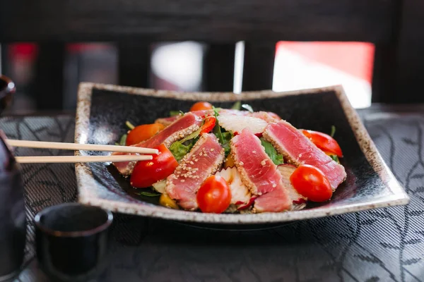 Restoranda hazır bir yemeğin güzel üst manzarası sağlıklı malzemeler balık, ton balığı, susam tohumları.