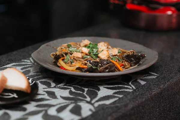 Restoranda hazır yemek, sağlıklı malzemeler, balık, domates, susamlı şehriye, geleneksel Asya mutfağı.