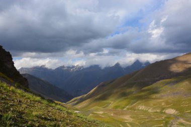 Kırgızistan 'daki dağ manzarası. Dağ vadisi manzaralı yeşil çimenler. Dağ manzarası