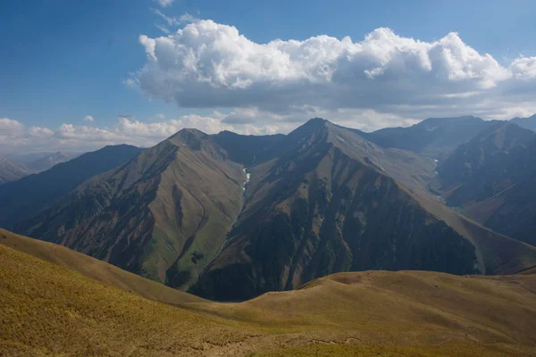 Vista Del Paisaje Montaña Kirguistán Césped Verde Vista Valle Montaña — Foto de Stock
