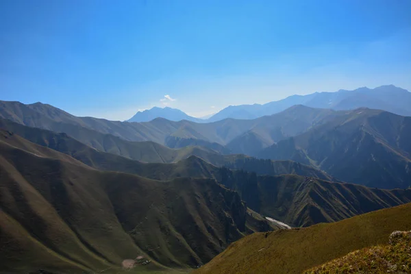Vista Del Paisaje Montaña Kirguistán Césped Verde Vista Valle Montaña — Foto de Stock