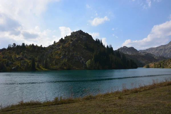 Hermoso Paisaje Con Lago Turquesa Bosque Montañas — Foto de Stock