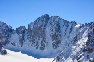 Ala-arça Gorge Ücretsiz Kore pik kuzey yüzü. Uçurum ve buzul ve mavi gökyüzü ile inanılmaz doğal görünümü. Kavram hiking. Kırgız Ala-çok dağ silsilesi.