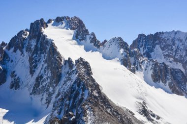 Ala-arça Gorge Korona tepe. Uçurum ve buzul ve mavi gökyüzü ile inanılmaz doğal görünümü. Kavram hiking. Kırgız Ala-çok dağ silsilesi.