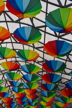 Renkli unbrellas arka plan. Güzel tavan dekorasyon.