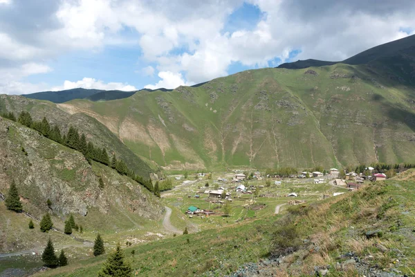 Yeşil Dağ Tepelerinin Güzel Manzara Kırgızistan Bulutlu Gökyüzü Mavi Yüksek — Stok fotoğraf