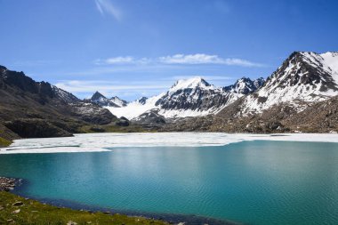 Harika dağ manzarası (göl, highland, tepe, güzellik Dünya) ısmarlayarak Terskey Alatoo Dağları, Tanrı Dağları, Karakol, Kırgızistan Alakul Gölü yakınında