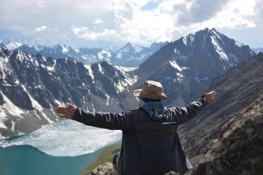 Harika dağ manzarası ve adam (göl, highland, tepe, güzellik Dünya) dağ manzara. Genç adam manzarayı yakın Alakul göl Terskey Alatoo Tian-Shan, Karakol, Kırgızistan.