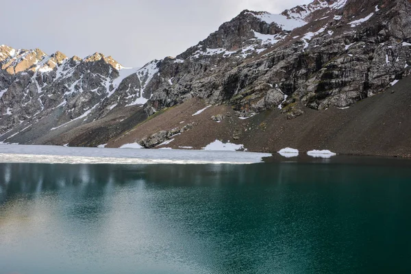 Wunderschöne Berglandschaft See Hochland Gipfel Schönheitswelt Malerische Aussicht Der Nähe — Stockfoto