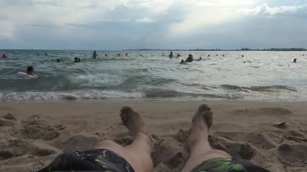 Punto Vista Hombre Que Encuentra Playa Mira Mar Mar Tranquilo — Vídeos de Stock