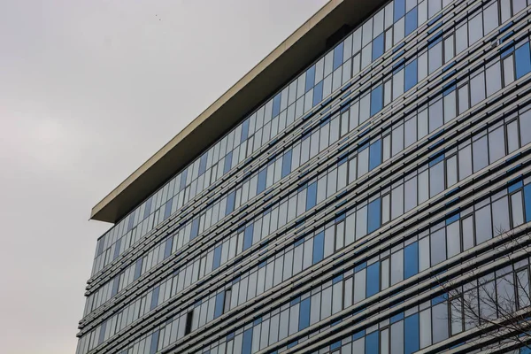 Edificio Futurista Una Estructura Moderna Con Una Fachada Vidrio Curvado — Foto de Stock