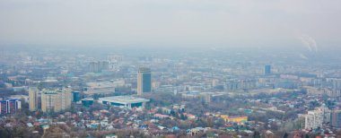 Mevsimlik görünümü Almatı Skyline.