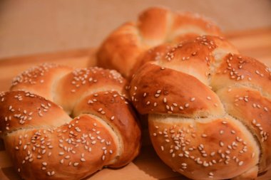 Tatlı pasta. Somun ekmek tohumları ile. Ahşap arka plan.