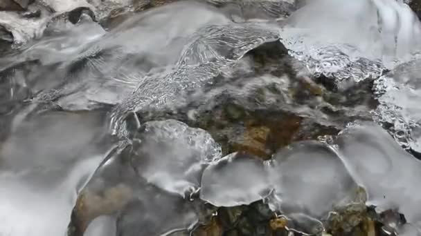 Прекрасний Зимовий Пейзаж Вода Замерзлій Гірській Річці Концепція Екології Танення — стокове відео