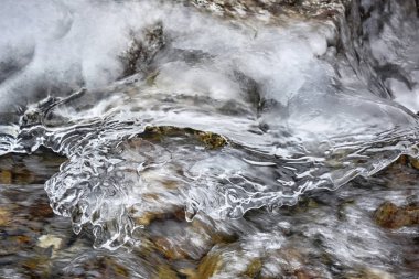 Nehirde su taze bir akışı görünümünü kapatın. Donmuş buz.