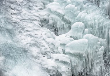 Nehirde bir donmuş şelale görünümünü kapatın. Taze Buz Dağları'nda. Arka plan veya doku projeniz için