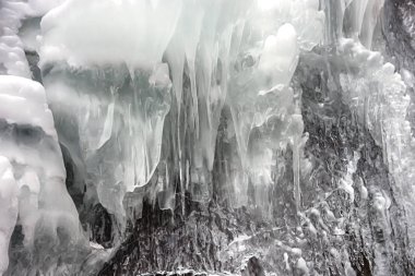 Nehirde bir donmuş şelale görünümünü kapatın. Taze Buz Dağları'nda. Arka plan veya doku projeniz için