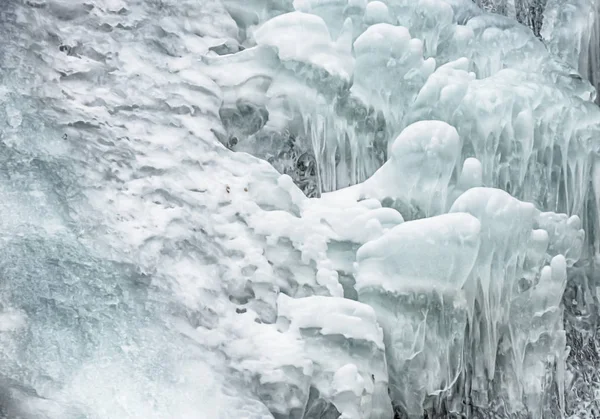 Nehirde bir donmuş şelale görünümünü kapatın. Taze Buz Dağları'nda. Arka plan veya doku projeniz için