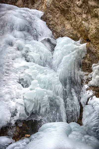 Vista Perto Uma Cachoeira Congelada Rio Gelo Fresco Nas Montanhas — Fotografia de Stock