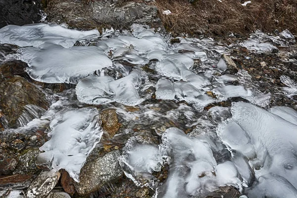 Vista Perto Uma Corrente Fresca Água Rio Gelo Congelado — Fotografia de Stock