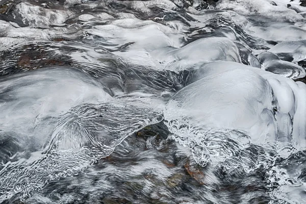 Vista Perto Uma Corrente Fresca Água Rio Gelo Congelado — Fotografia de Stock