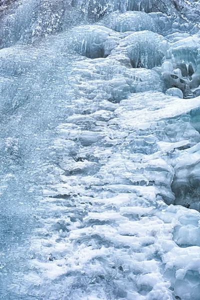 Vista Perto Uma Cachoeira Congelada Rio Gelo Fresco Nas Montanhas — Fotografia de Stock