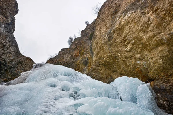 Paisagem Uma Cachoeira Congelada Montanhas Céu Contexto Textura Para Seu — Fotografia de Stock