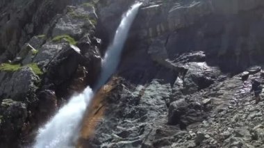 Güzel Shaar Kırgızistan'şelale. Orta Asya'daki en yüksek Şelalesi.