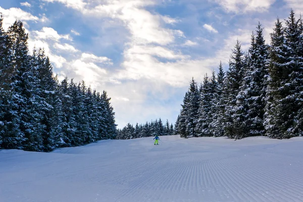 Skifahrer Läuft Karakol Gebirge Den Hang Hinunter Schöner Sonniger Tag — Stockfoto