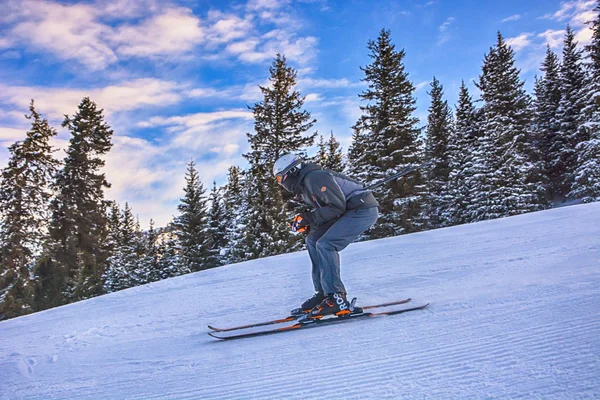 滑雪者沿着卡拉科尔山区的山坡跑下 美丽的阳光明媚的日子 — 图库照片