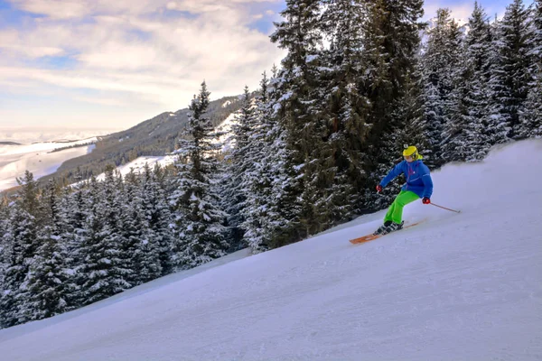 Skifahrer Läuft Karakol Gebirge Den Hang Hinunter Schöner Sonniger Tag — Stockfoto