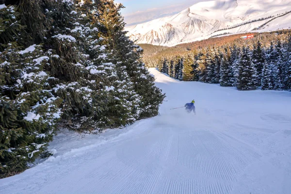 Skifahrer Läuft Karakol Gebirge Den Hang Hinunter Schöner Sonniger Tag — Stockfoto