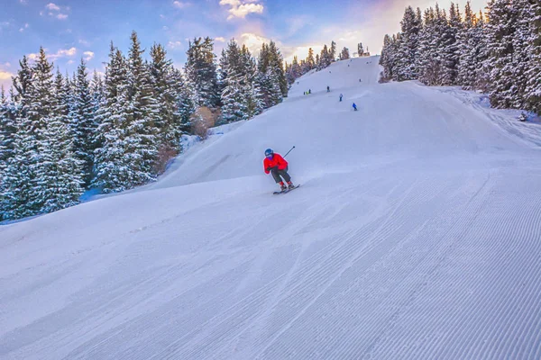 Skifahrer Läuft Karakol Gebirge Den Hang Hinunter Schöner Sonniger Tag — Stockfoto