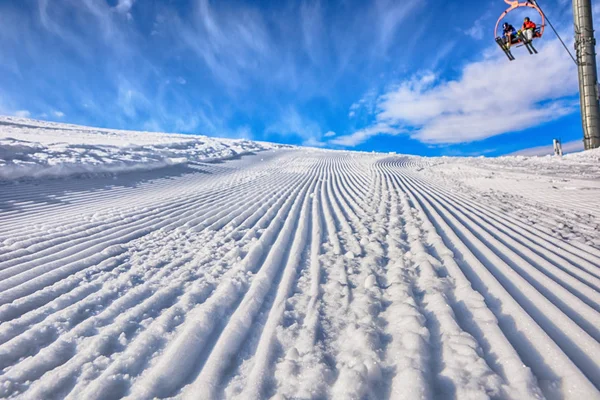 Leere Skipiste Skigebiet Nach Vorbeifahren Lkw Und Personen Auf Den — Stockfoto