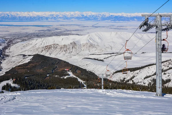Stoeltjeslift Omgeven Door Een Prachtige Winterlandschap Met Blauwe Lucht Bergen — Stockfoto