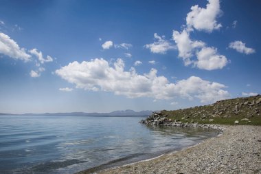 Manzara mükemmel su yüzeyi yayla Gölü Sonkul, Kırgızistan gibi ayna yansıması.
