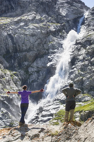 Mujer Hombre Excursionistas Están Pie Sobre Roca Descalzo Disfruta Vista —  Fotos de Stock