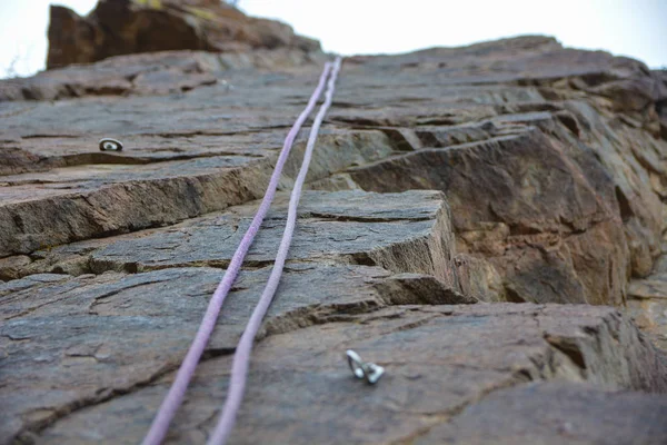 Rope and hook on the rock climbing. — Stock Photo, Image