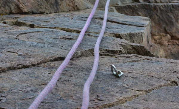 Cuerda y gancho en la escalada . — Foto de Stock