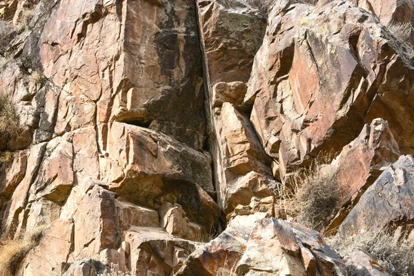 Parede de pedra rachada amarela . — Fotografia de Stock