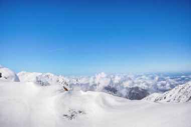 Dağların ve vadinin üzerindeki bulutların üzerinde güzel manzara. 