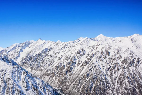 Зимние снежные вершины гор. Туристы Ала-Арча — стоковое фото