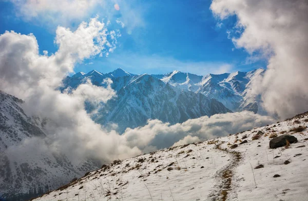 Окна облаков в горах. Красивый туманный скальный пейзаж — стоковое фото